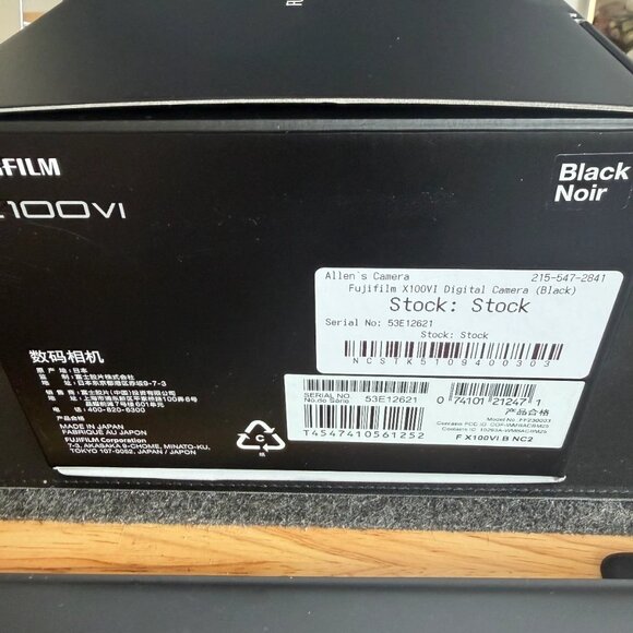 Fujifilm X100VI Black Camera used once, 100 shutters ,+ SD Card and extra strap - Picture 7 of 11